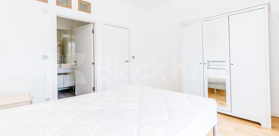 Split level 3 bed 2 bath modern apartment in central zone 1 location with garden Grays Inn Road, Holborn / Kings Cross